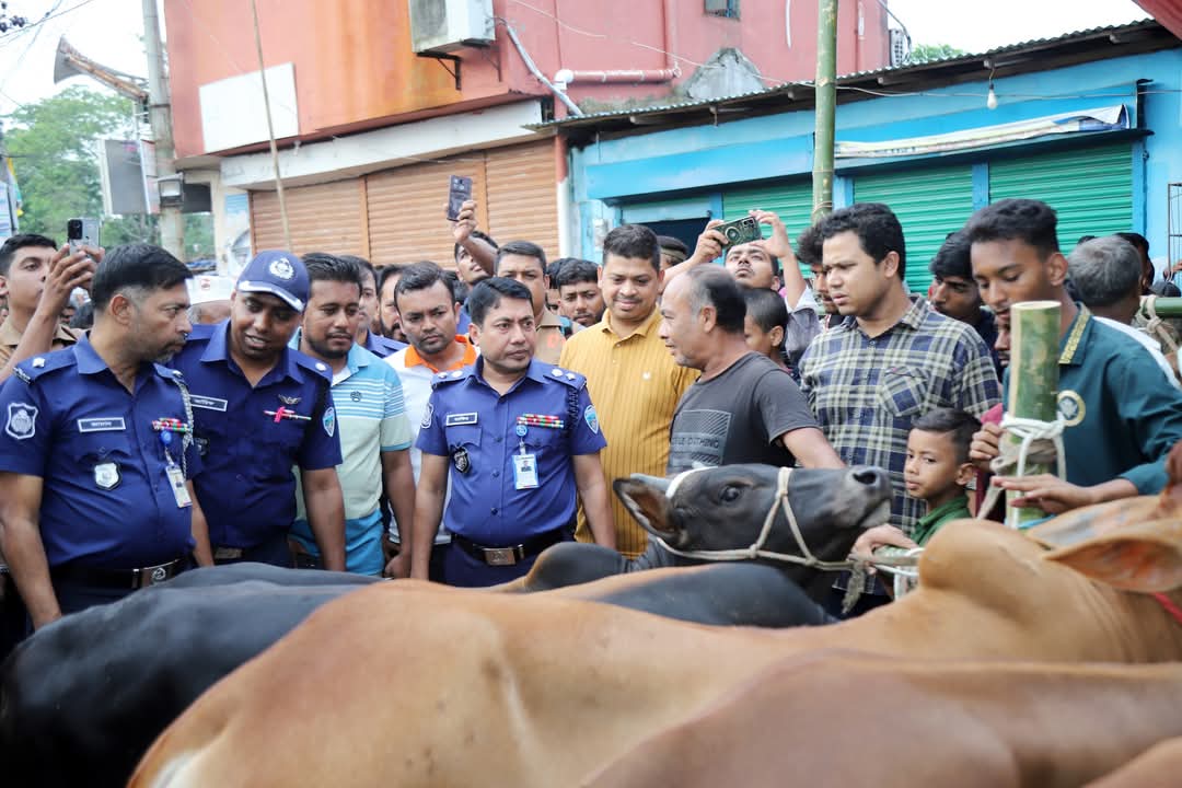 ফেনী জেলার পশুর-হাট পরিদর্শনে পুলিশ সুপার