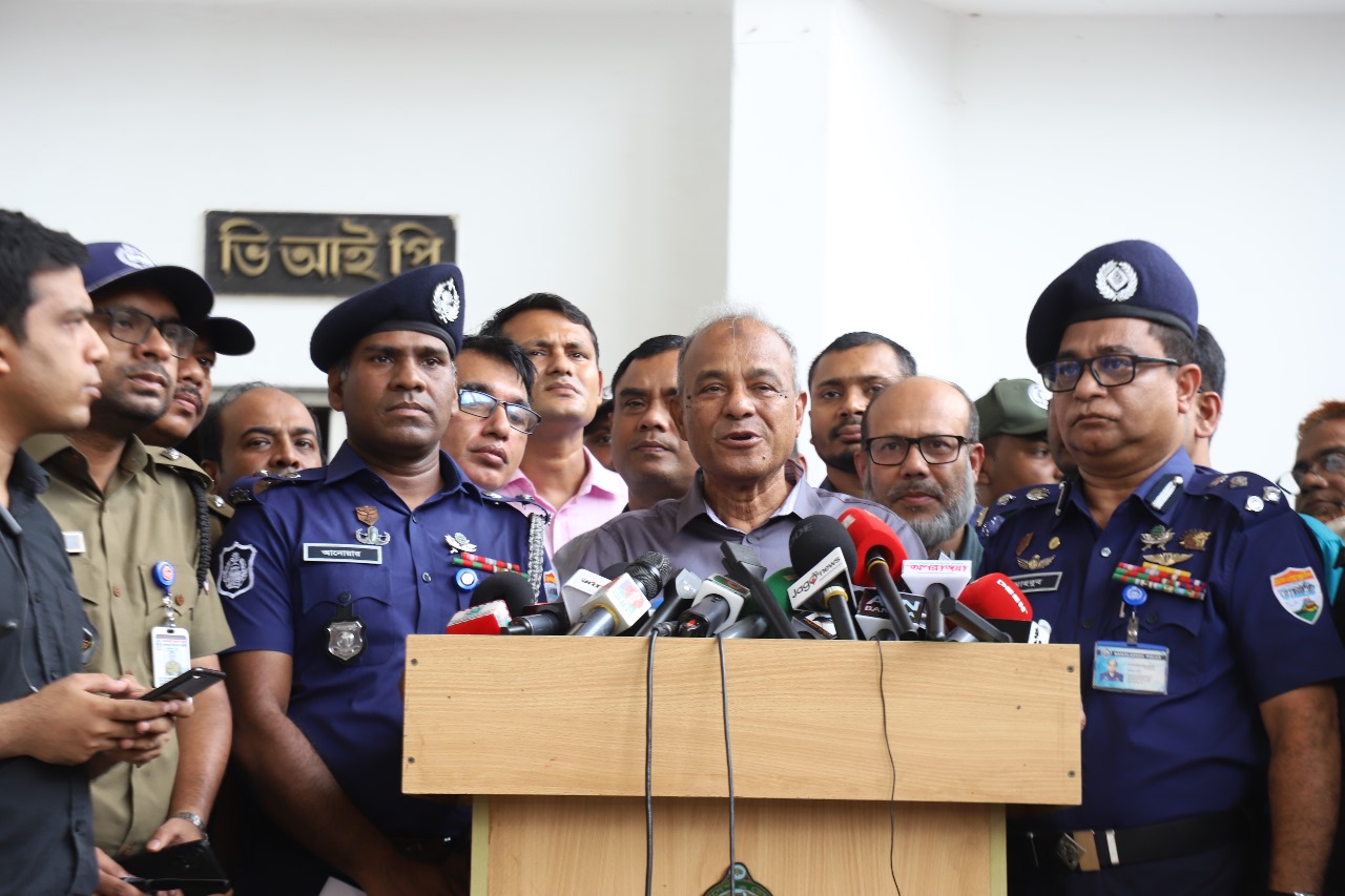 ঈদ যাত্রায় অতিরিক্ত যাত্রী ও ভাড়া নেয়া হলে ব্যবস্থা- স্বরাষ্ট্র উপদেষ্টা