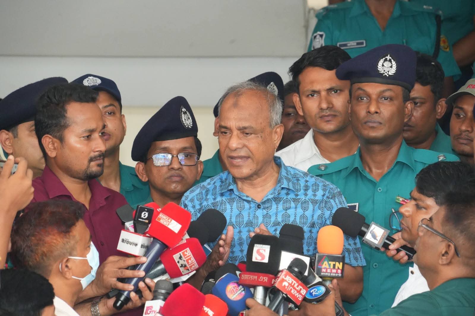 ডিএমপির যাত্রাবাড়ী থানা পরিদর্শন করলেন স্বরাষ্ট্র উপদেষ্টা