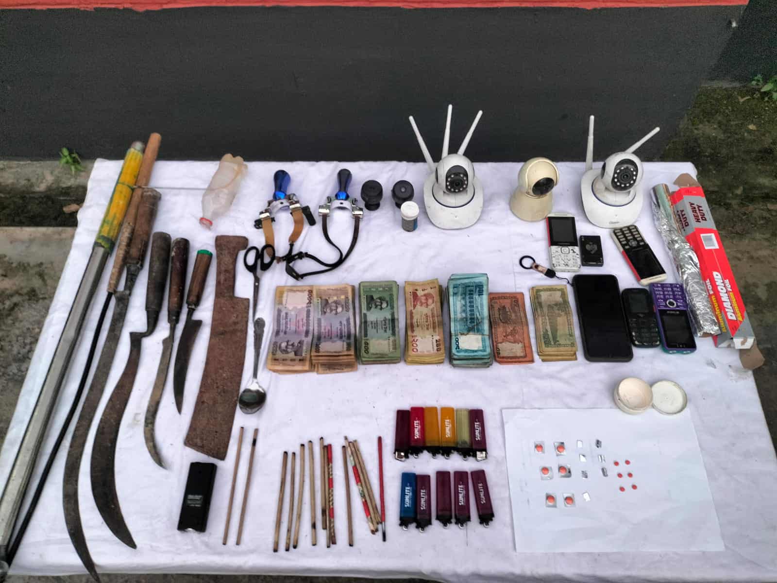 রাজবাড়ীতে মাদক ও দেশীয় অস্ত্র সহ একজনকে গ্রেপ্তার করেছে সেনাবাহিনী