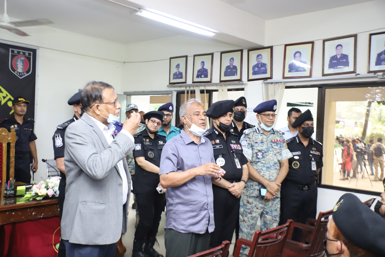 রাইফেল থাকলেও পুলিশের কাছে থাকবে না ভারী ‘মারণাস্ত্র’: স্বরাষ্ট্র উপদেষ্টা