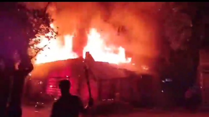 কালিহাতীর আউলিয়াবাদ বাজারে ভয়াবহ অগ্নিকাণ্ডে কয়েকটি দোকান পুড়ে ছাই