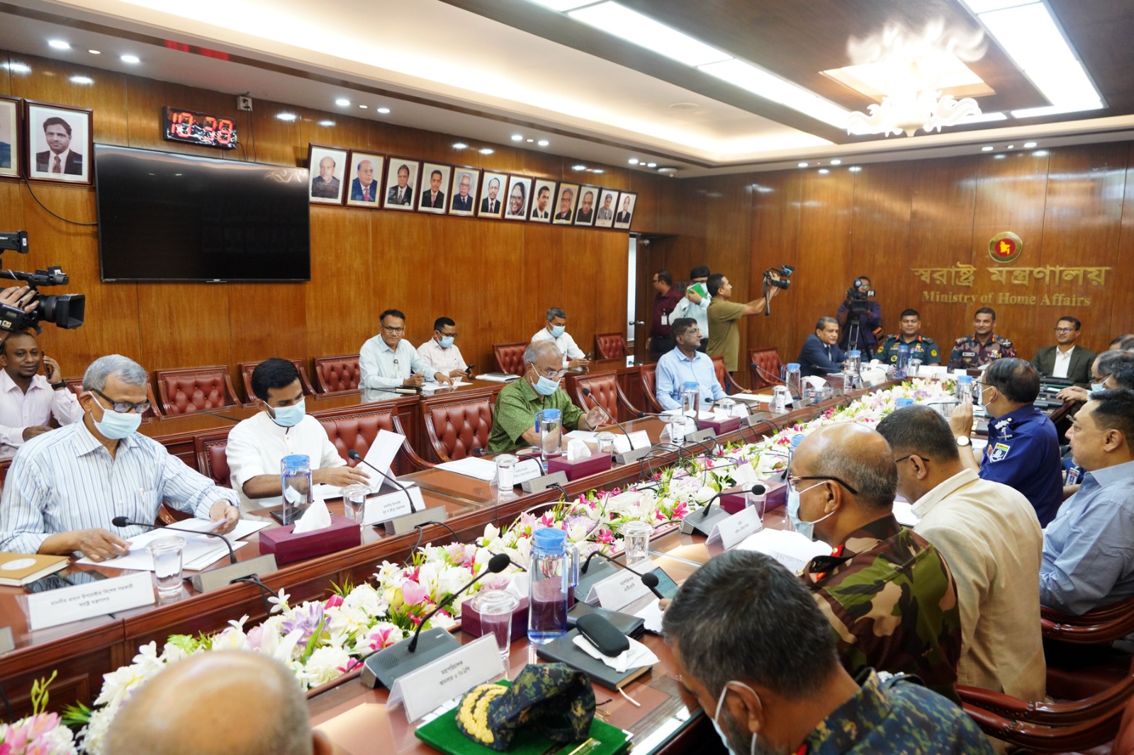 বর্তমান পুলিশ মানবিক ও আগের থেকে সক্রিয়- স্বরাষ্ট্র উপদেষ্টা