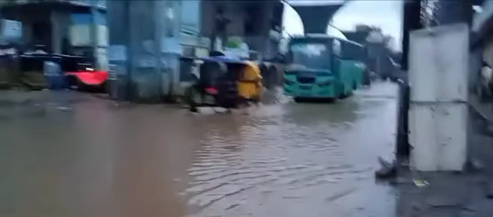 বাইপাইল থেকে সরকার মার্কেট: রাস্তায় নয় যেন নদীপথ, প্রতিদিন ঝুঁকি নিয়ে চলছেন হাজারো মানুষ।