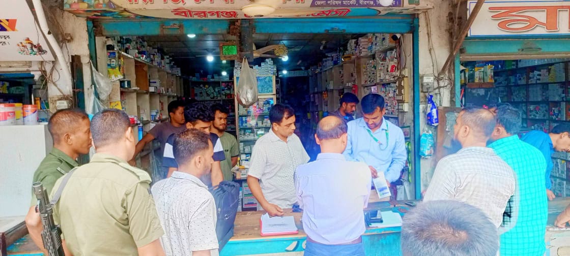 মেয়াদ উত্তীর্ণ ঔষধ রাখার অভিযোগে বীরগঞ্জে ৪টি ফার্মেসীতে ভ্রাম্যমাণ আদালতে জরিমানা