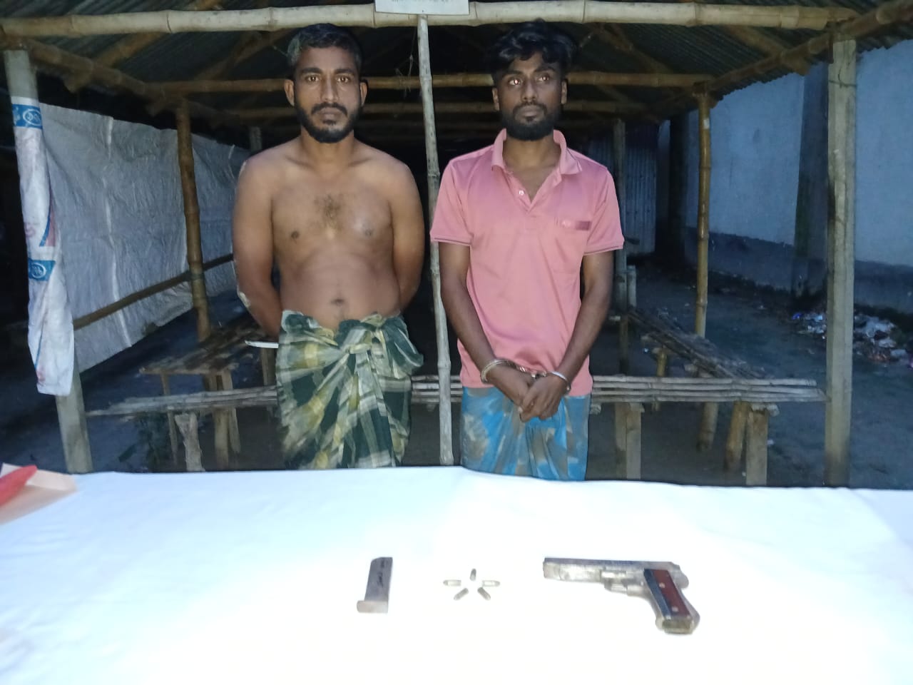 রাজপাড়ায় অস্ত্র ও গুলিসহ আ.লীগের দুই শীর্ষ সন্ত্রাসী সেনাবাহিনীর জালে আটক