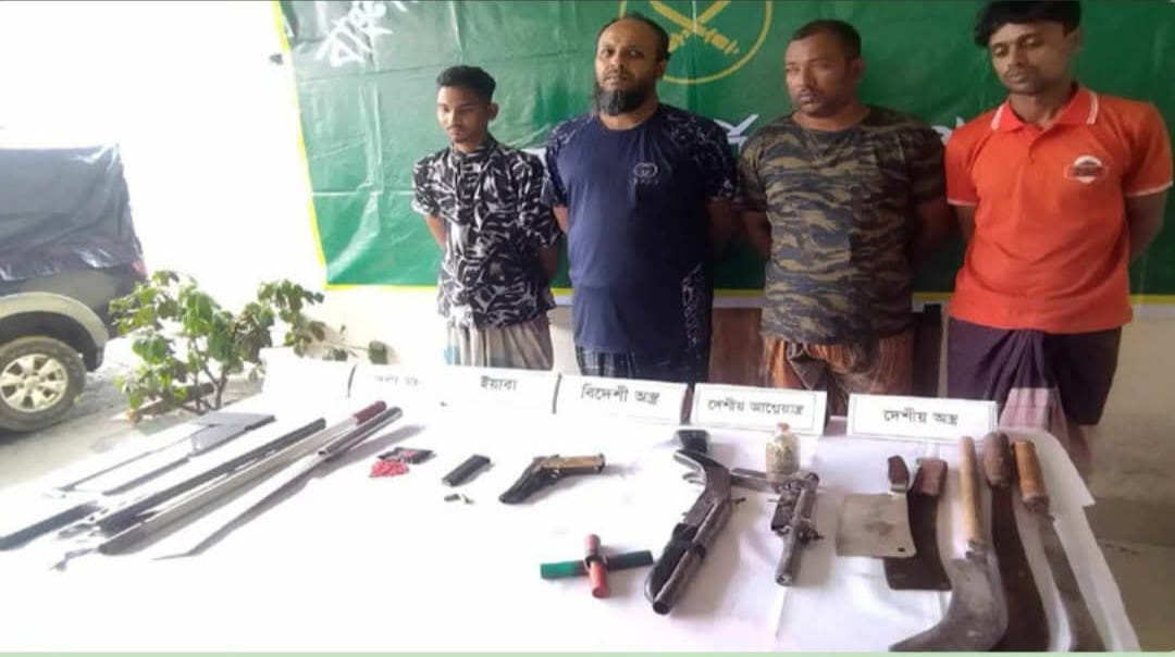 খুলনায় বিপুল পরিমাণ অস্ত্র উদ্ধার, ওয়ার্ড বিএনপির সভাপতিসহ গ্রেফতার -৪