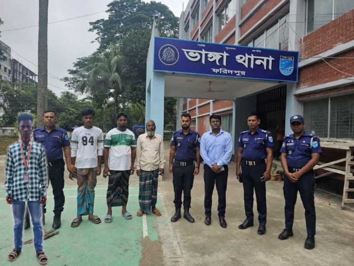 আড়িয়াল খাঁ নদে যৌথবাহিনীর অভিযান, ৬ ড্রেজার জব্দ: আটক -৩