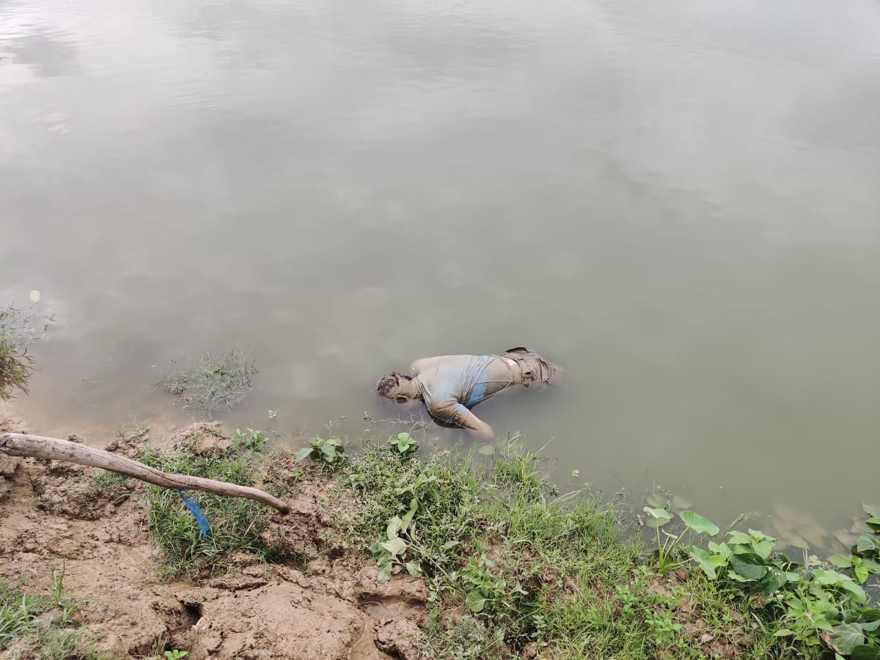 বোচাগঞ্জে রহস্যজনক মৃত্যু: পুকুরে পাওয়া গেল যুবকের মরদেহ, মোটরসাইকেল নিখোঁজ
