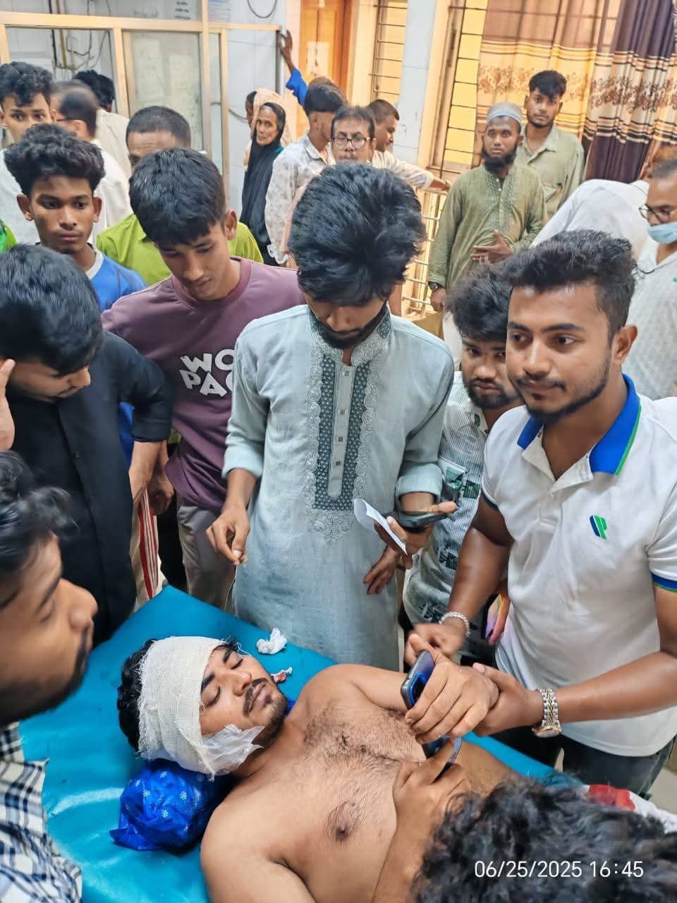 মাদারীপুরে বৈষম্য বিরোধী ছাত্র আন্দোলনের সদস্য সচিব’কে কুপিয়ে আহত