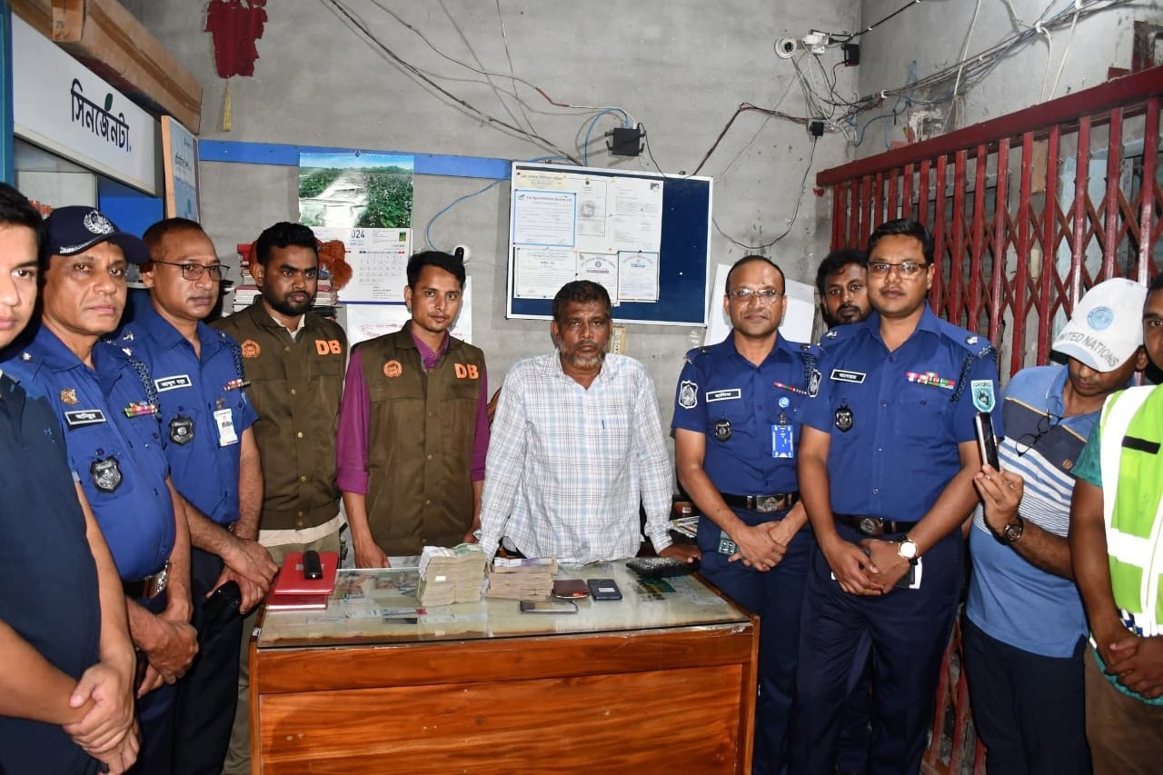 দিনাজপুর জেলার বিরল থানায় “দিনে দুপুরে মাথায় অস্ত্র ঠেকিয়ে ৩৪ লাখ টাকা ছিনতাই” এর ঘটনায় রহস্য উন্মোচন