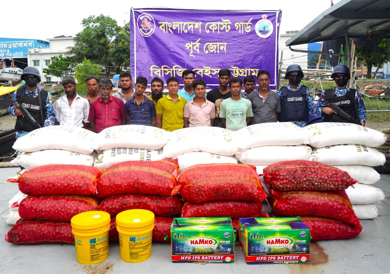 মায়ানমারের রাখাইন রাজ্যে অবৈধভাবে পাচারকালে প্রায় ১৬ লক্ষ টাকা মূল্যের ৪৩০ বস্তা ইউরিয়া সার ও ৬০০ বস্তা আলুসহ ১৩ জন পাচারকারীকে আটক করেছে কোস্ট গার্ড।
