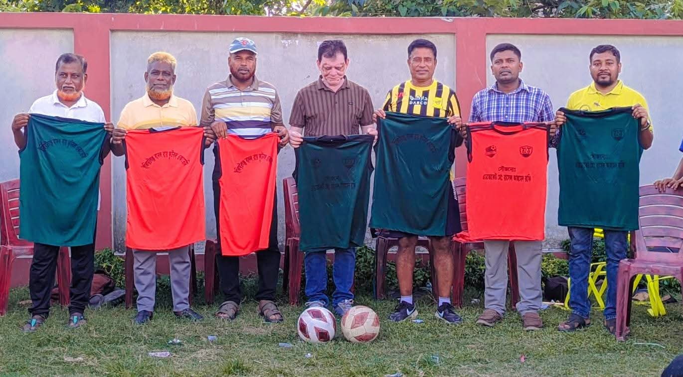 ইলিয়টগঞ্জ বাদল রায় ফুটবল একাডেমিতে ক্রীড়াসামগ্রী উপহার দিলেন এড. রাসেল রাফি