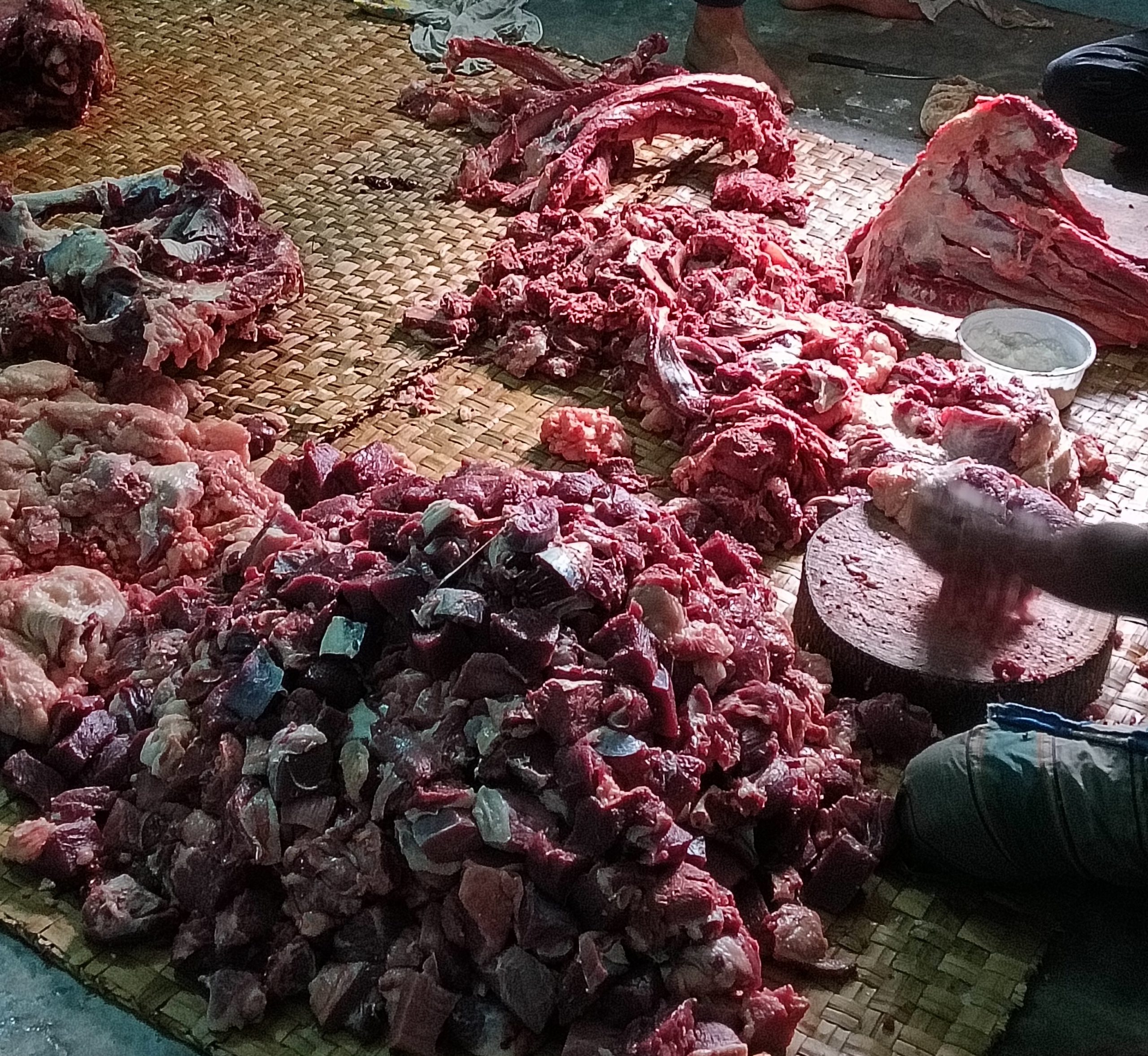 রাজধানীজুড়ে চলছে পশু কোরবানি উৎসবের আবহ