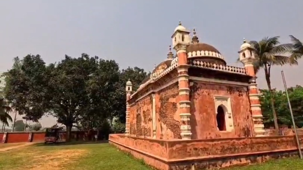 দিনাজপুর জেলার কাহারোল উপজেলার রামচন্দ্রপুর ইউনিয়নের নয়াবাদ মিস্ত্রিপাড়া গ্রামে অবস্থিত ঐতিহাসিক এই নয়াবাদ মসজিদ