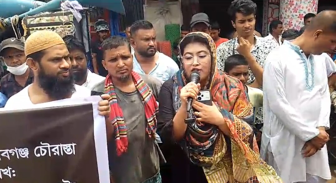 বোচাগঞ্জে প্রশাসনের ভূমিকা প্রশ্নবিদ্ধ, ঝাড়ু মিছিল ও স্মারকলিপি পেশ