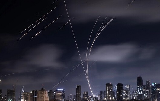 মার্কিন হামলার পর দফায় দফায় ক্ষেপণাস্ত্র নিক্ষেপ করছে ইরান