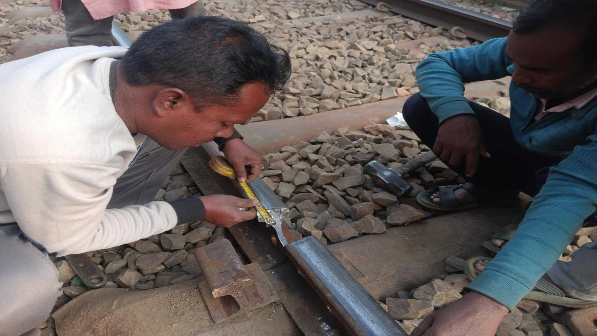 লাইন ভাংগায় ট্রেন চলছে ধীর গতিতে