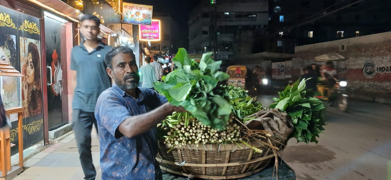 ভ্যানে শাক সব্জি বিক্রি করেই চলে তার জীবন