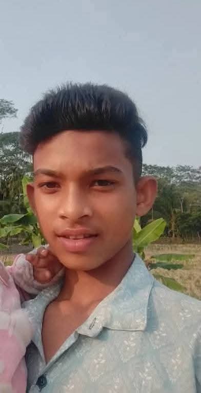 শরণখোলায় ব্যাটারি চালিত ভ্যান উল্টে কিশোর জিয়াদের করুণ মৃত্যু