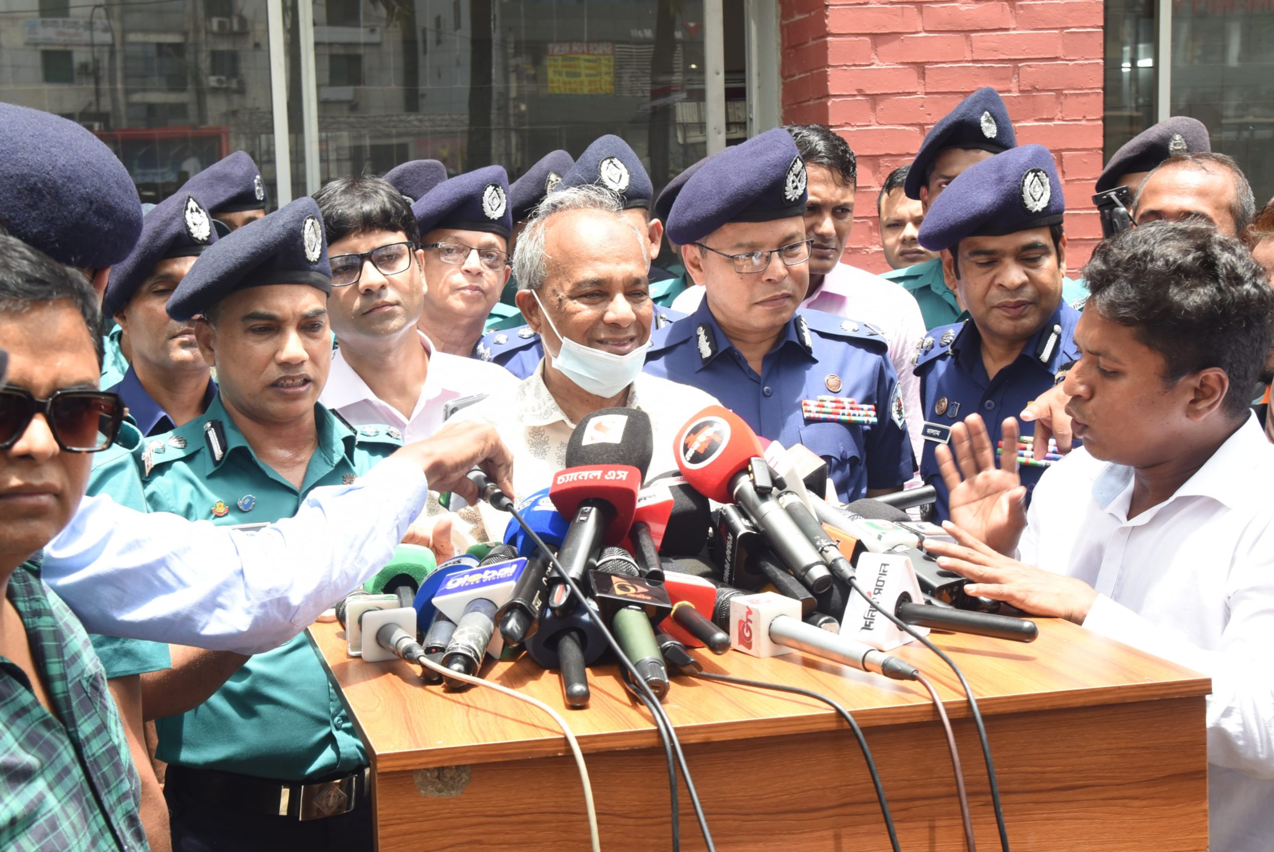 মবের ঘটনায় জড়িতদের কাউকে ছাড় দেয়া হবে না- স্বরাষ্ট্র উপদেষ্টা
