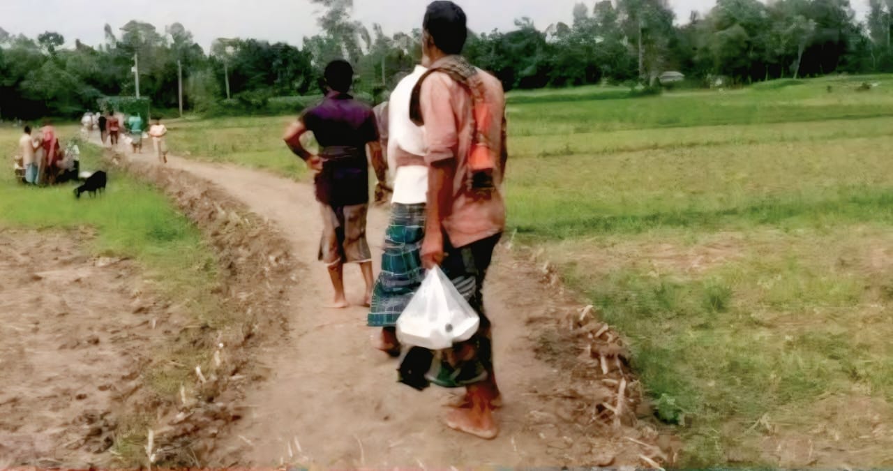 টাঙ্গাইল নাগরপুরে নজিরবিহীন উদ্যোগ: রাস্তা নির্মাণে জমি-শ্রম সবই দিলেন এলাকাবাসী,পাশে ইসলামী ছাত্রশিবির