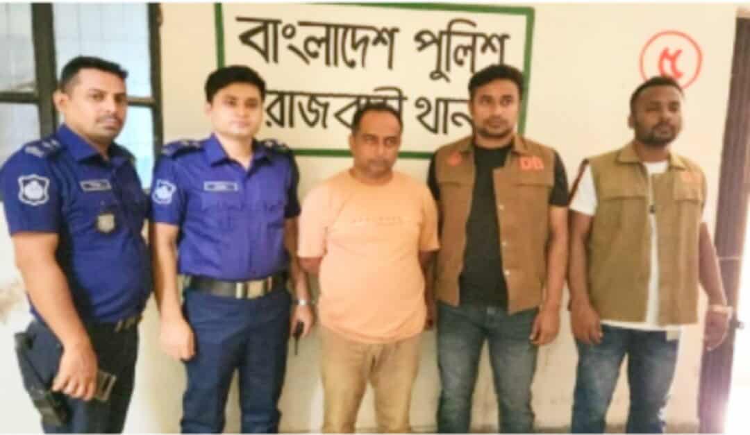 গ্রাহকদের কোটি টাকা আত্মসাৎ মিটার রিডার মুক্তার গ্রেপ্তার