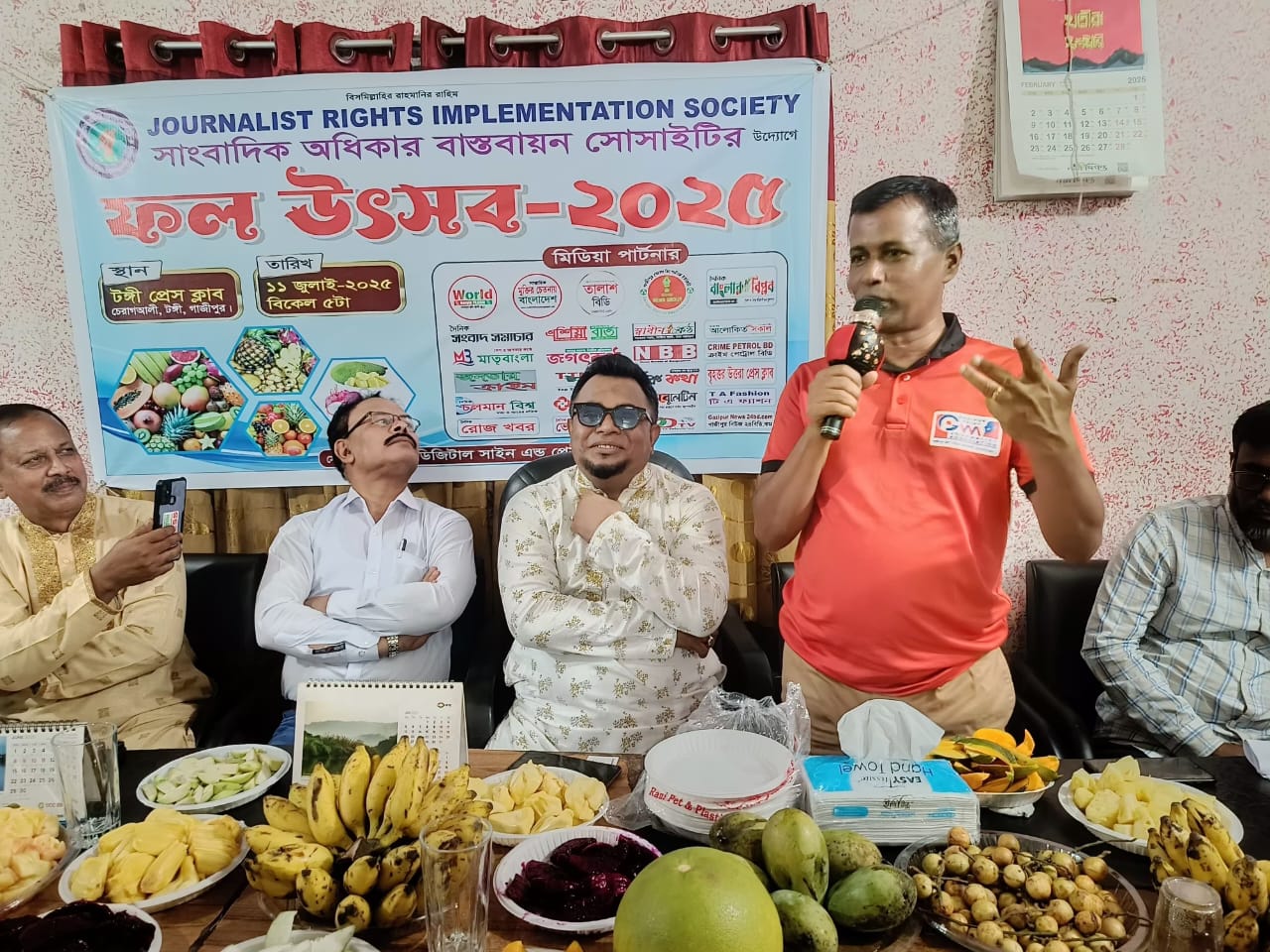 টঙ্গী প্রেস ক্লাবে বর্ণিল ফল উৎসবে সাংবাদিকদের মিলনমেলা