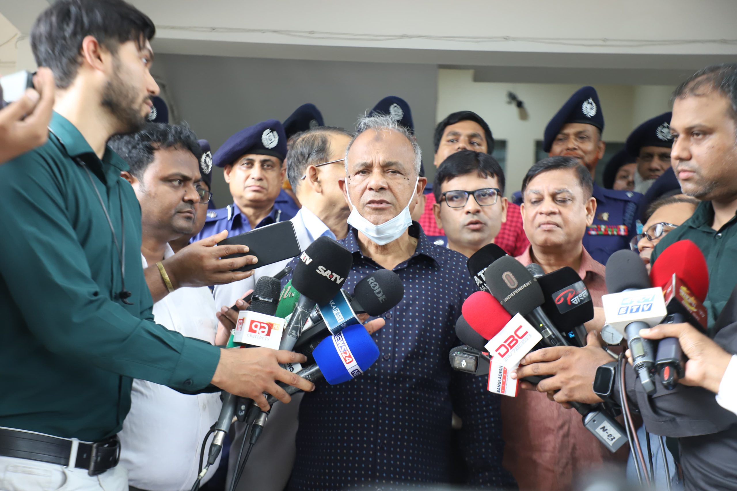 মিটফোর্ডের ঘটনায় জড়িতদের সবাইকে আইনের আওতায় আনা হয়েছে- স্বরাষ্ট্র উপদেষ্টা