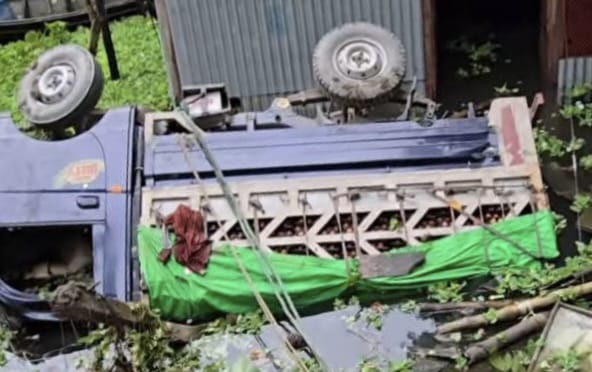 মাদারীপুর ডাসারে পিকাপ উল্টে ব্যবসায়ী নিহত