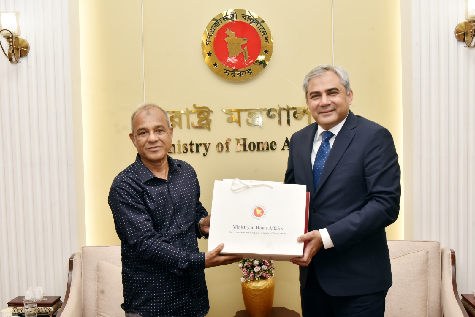 স্বরাষ্ট্র উপদেষ্টার সঙ্গে পাকিস্তানের স্বরাষ্ট্র মন্ত্রীর সাক্ষাৎ  মাদক ও সন্ত্রাস দমনে দু’দেশের একসঙ্গে কাজ করার প্রত্যয়