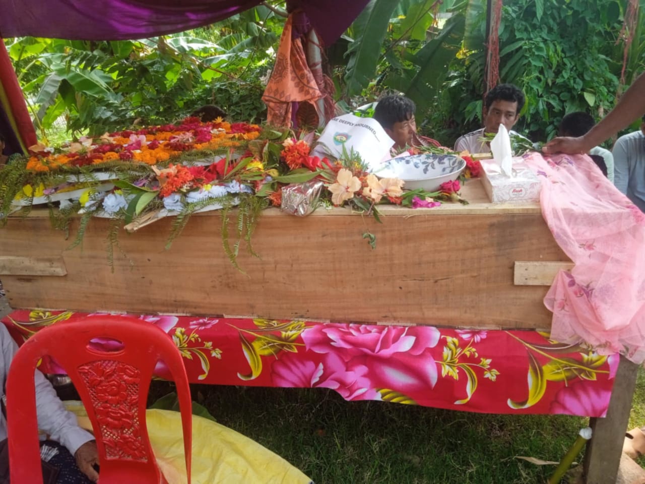 চোখের জলে বিদায়: উক্য চিং মারমার শেষযাত্রায় শোকের ছায়া