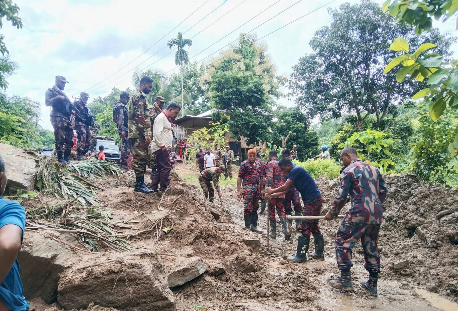 সাজেকে পাহাড় ধস, আটকা পড়েছেন ৪ শতাধিক পর্যটক