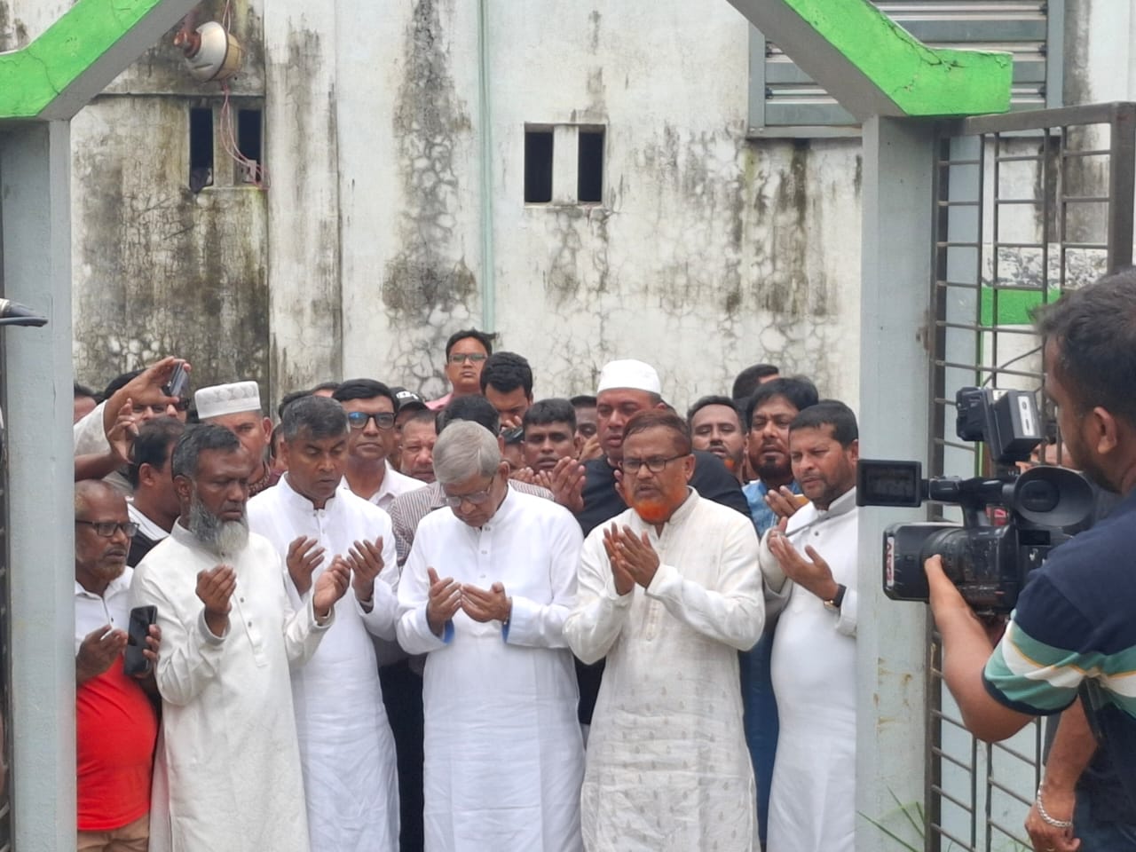 উত্তরা মাইলস্টোনে বিমান দুর্ঘটনায় নিহত শিক্ষার্থীদের কবর জিয়ারত ও পরিবারের খোঁজ নিলেন বিএনপি মহাসচিব