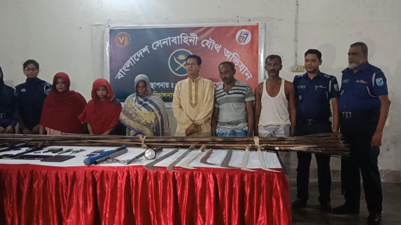 মাদারীপুরে যৌথবাহিনীর অভিযানে অবৈধ দেশি-বিদেশি অস্ত্র ও নারীসহ আটক- ৬