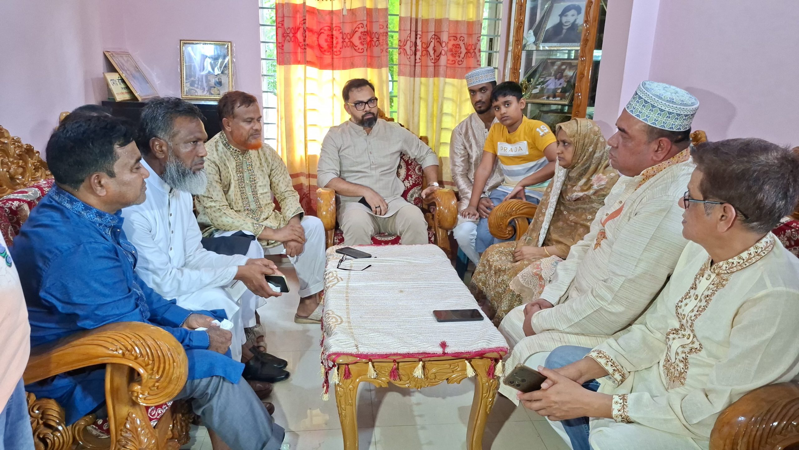 মাইলস্টোন ট্র্যাজেডি: শহীদ সারিয়ার পরিবারের পাশে বিএনপি নেতা আমিনুল হক