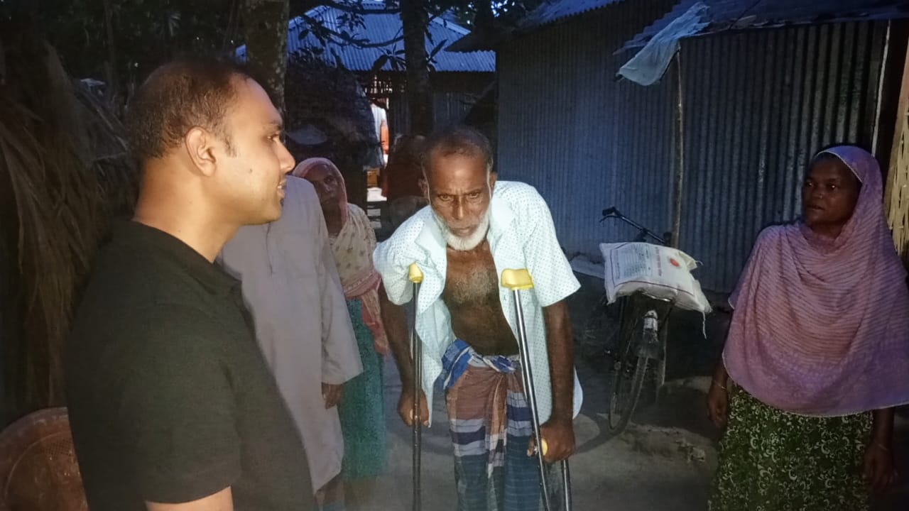 দুর্ঘটনায় আহত তফিজুলের পাশে দাঁড়ালেন ইউএনও তানভীর আহমেদ