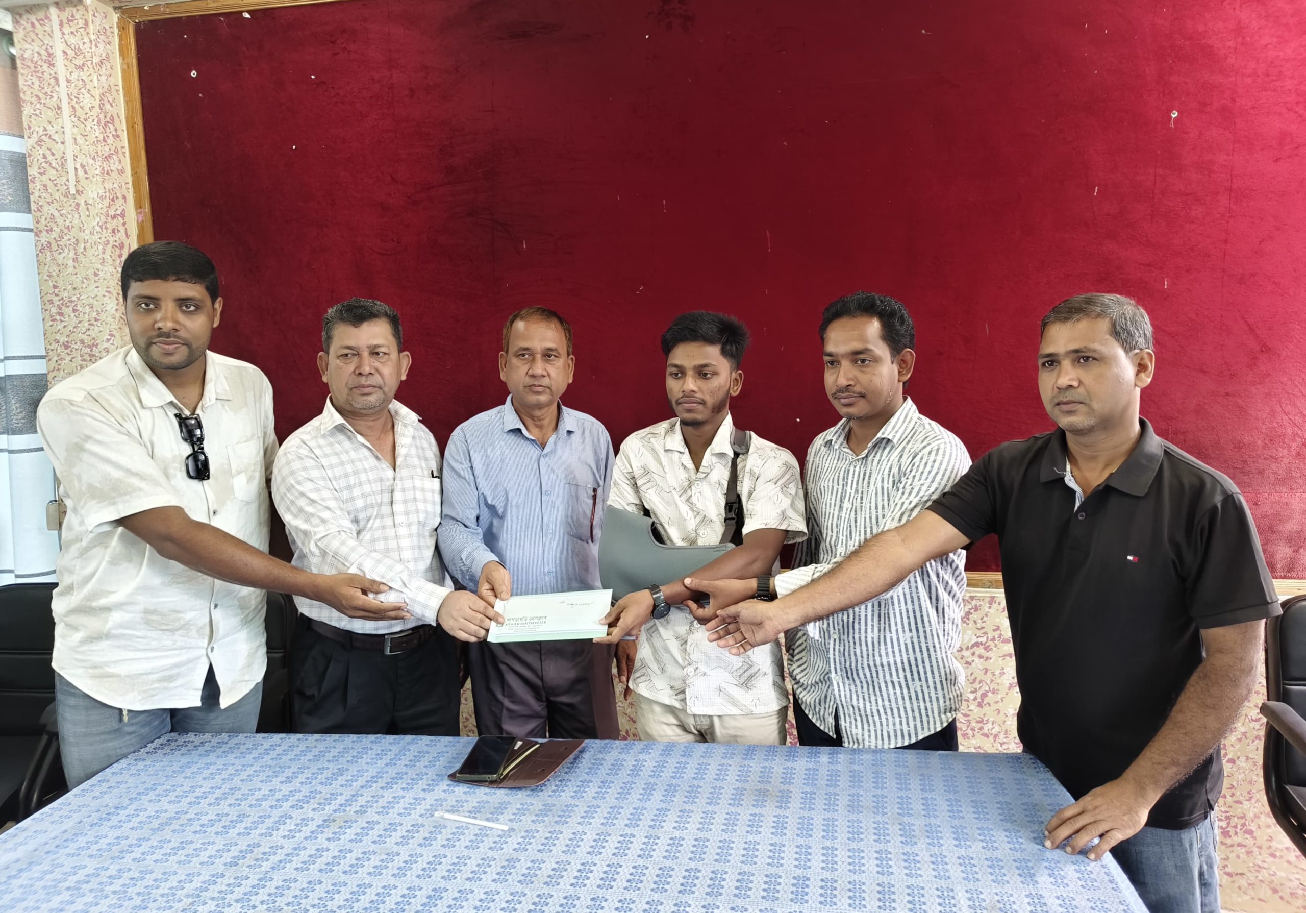 জুলাই অভ্যুত্থানে গুলিবিদ্ধ হামিদুলকে খাগড়াছড়ি প্রেসক্লাবের আর্থিক সহায়তা প্রদান