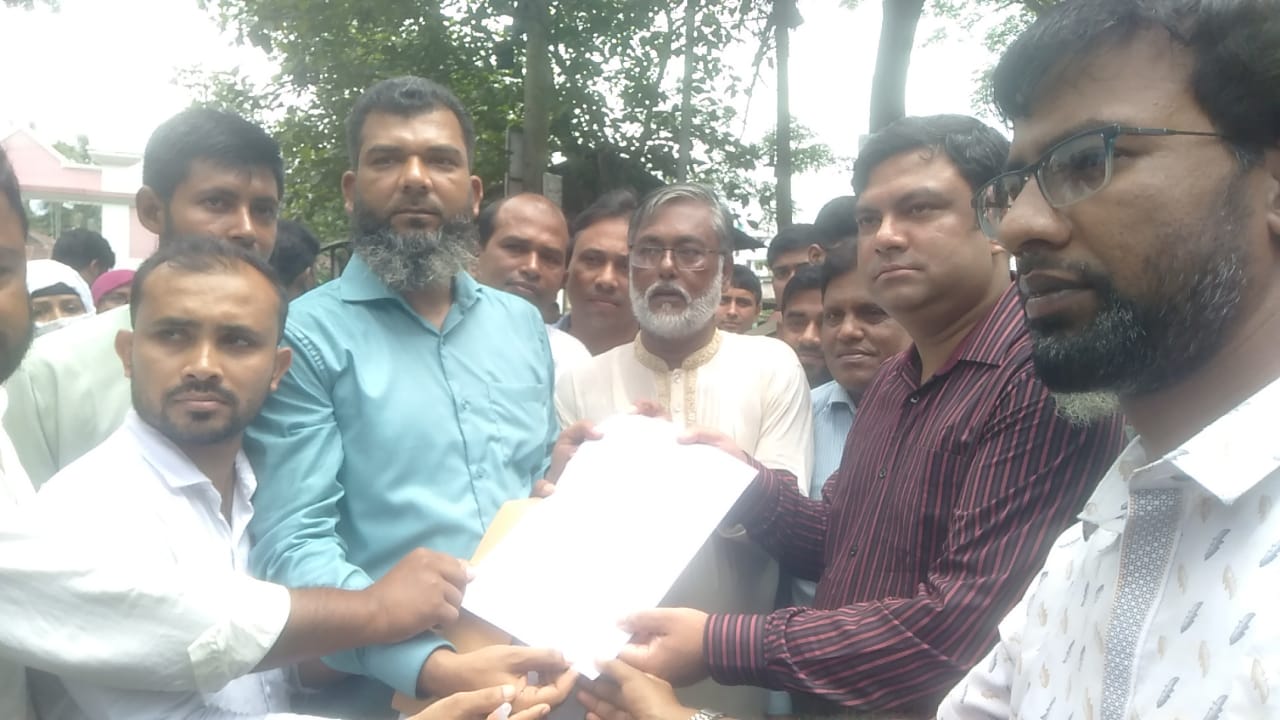 প্রাথমিক বৃত্তি পরীক্ষায় কিন্ডারগার্টেন ও বেসরকারি শিক্ষা প্রতিষ্ঠানের শিক্ষার্থীদের পরীক্ষায় অংশগ্রহণের দাবিতে কেন্দুয়ায় মানববন্ধন