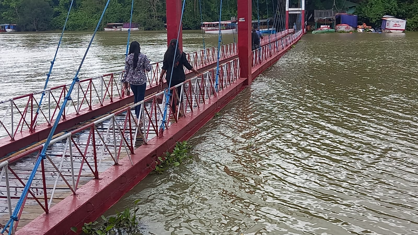 রাঙামাটির আইকন ঝুলন্ত সেতুতে পানি
