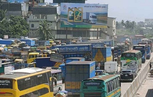 ঢাকা-চট্টগ্রাম মহাসড়কে সাইনবোর্ড থেকে শুরু করে দাউদকান্দি পর্যন্ত প্রায় ৩০ কিলোমিটার ভয়াবহ যানজট
