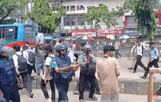 ঢাকা কলেজ ও সিটি কলেজের শিক্ষার্থীরা ফের সংঘর্ষ