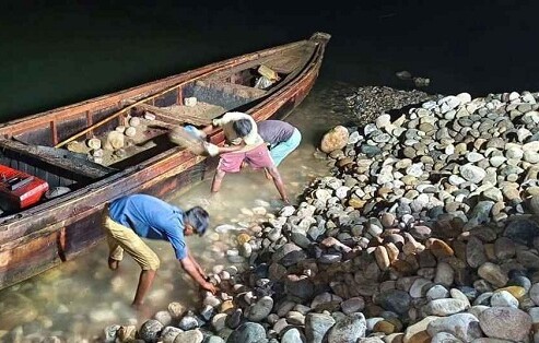 সিলেটের ভোলাগঞ্জে চুরি হওয়া সব পাথর সাত দিনের মধ্যে আগের জায়গায় ফেলার নির্দেশ দিয়েছেন হাইকোর্ট