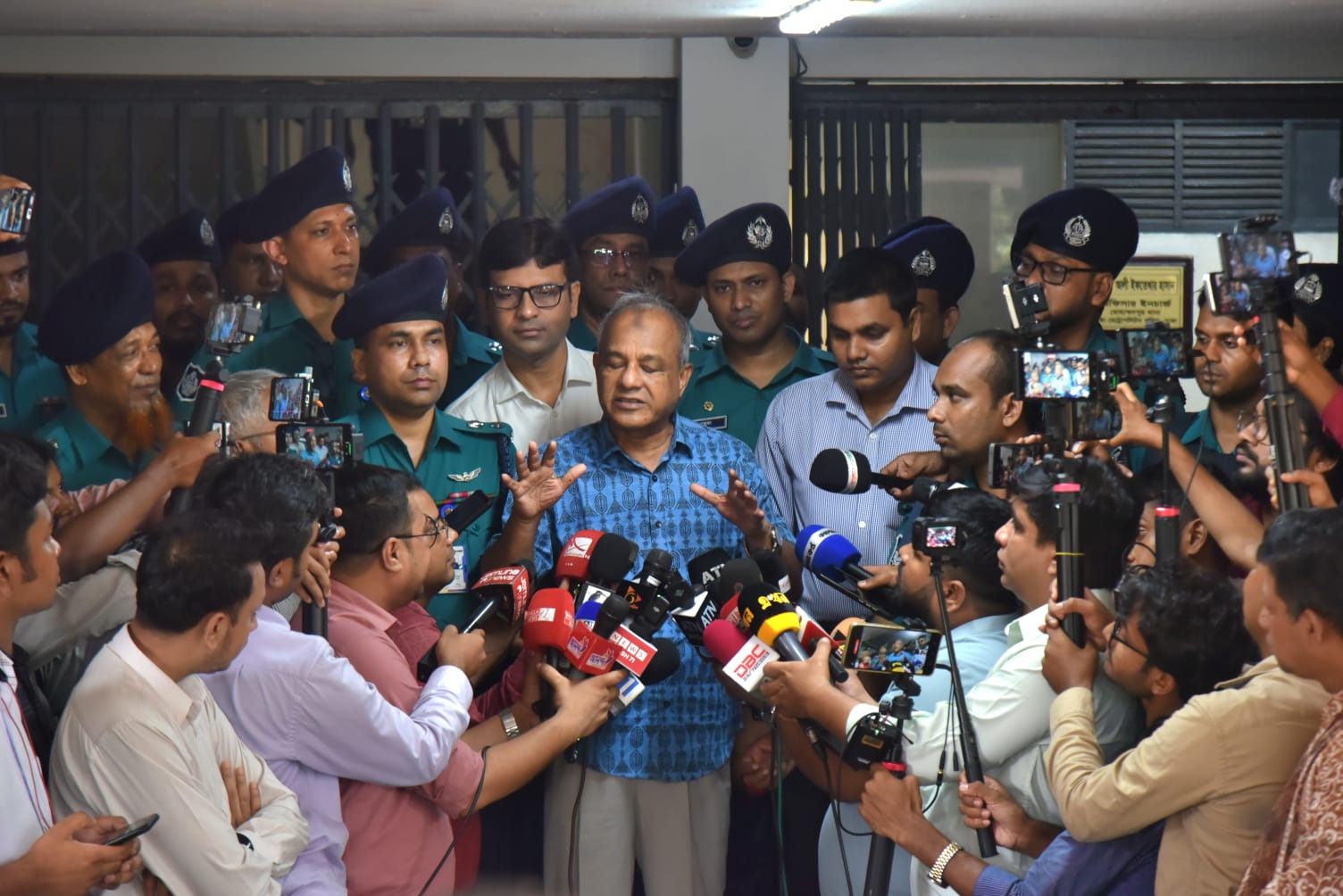 আওয়ামী লীগ অপকর্ম করতে চাইলে কোনভাবেই ছাড় দেয়া হবে না -স্বরাষ্ট্র উপদেষ্টা