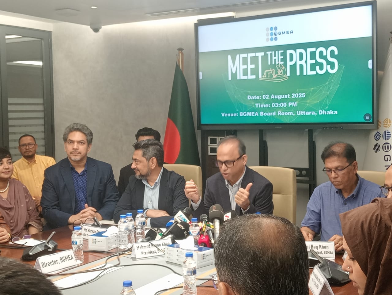 সভাপতি মাহমুদ হাসান বক্তব্য, বাংলাদেশের রপ্তানির উপর মার্কিন যুক্তরাষ্ট্রের শুদ্ধ হ্রাসের বিষয়ে সংবাদ সম্মেলনে বিজিএমইএ