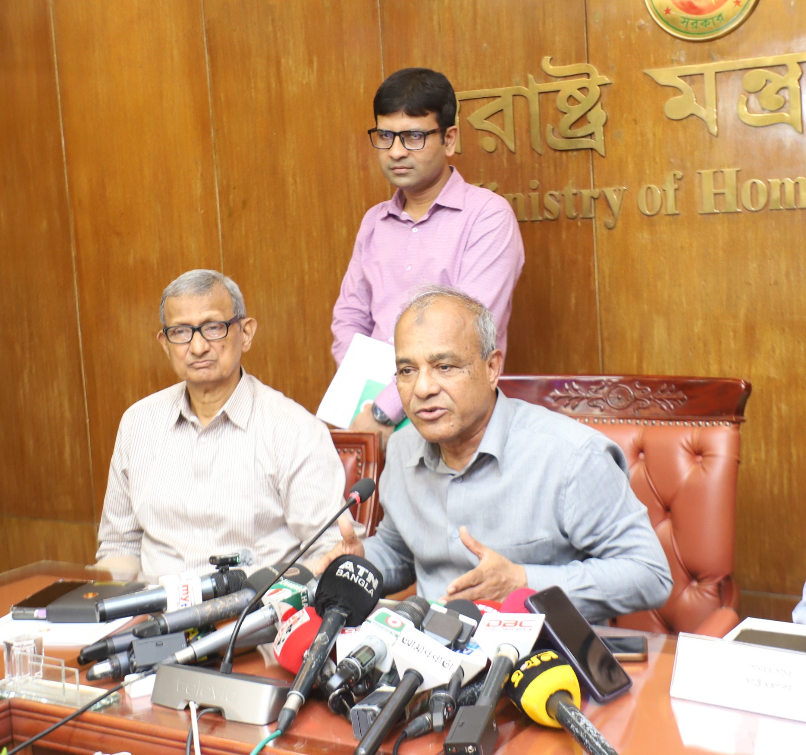 জাতীয় নির্বাচনে ৪৭ হাজার কেন্দ্রে দেয়া হবে বডি-ওর্ণ ক্যামেরা- স্বরাষ্ট্র উপদেষ্টা