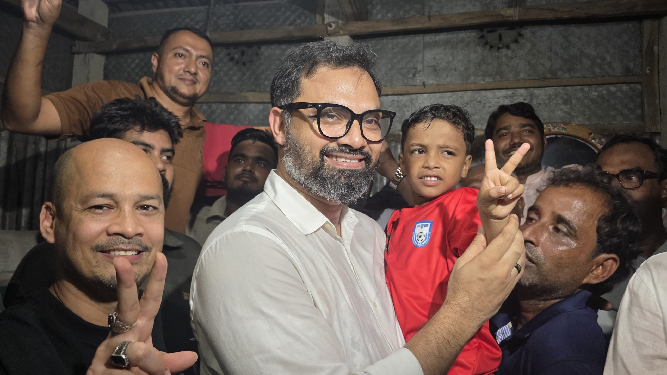 ফুটবলের বিস্ময়কর বালক সোহানের পরিবারের পাশে বিএনপি নেতা আমিনুল হক