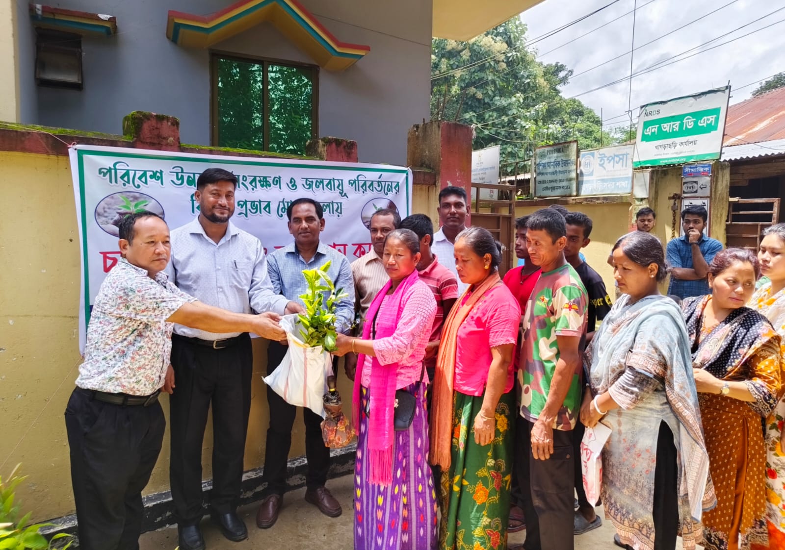 খাগড়াছড়িতে প্রশিকার আয়োজনে চারা বিতরণ ও বৃক্ষরোপণ কর্মসূচি