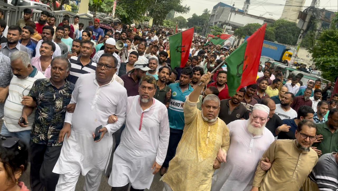 তরুণ প্রজন্মের প্রথম ভোট ধানের শীষের পক্ষে হোক’ এই স্লোগানে – ঢাকা-১২ আসনে বিএনপির গণমিছিল ও লিফলেট বিতরণ