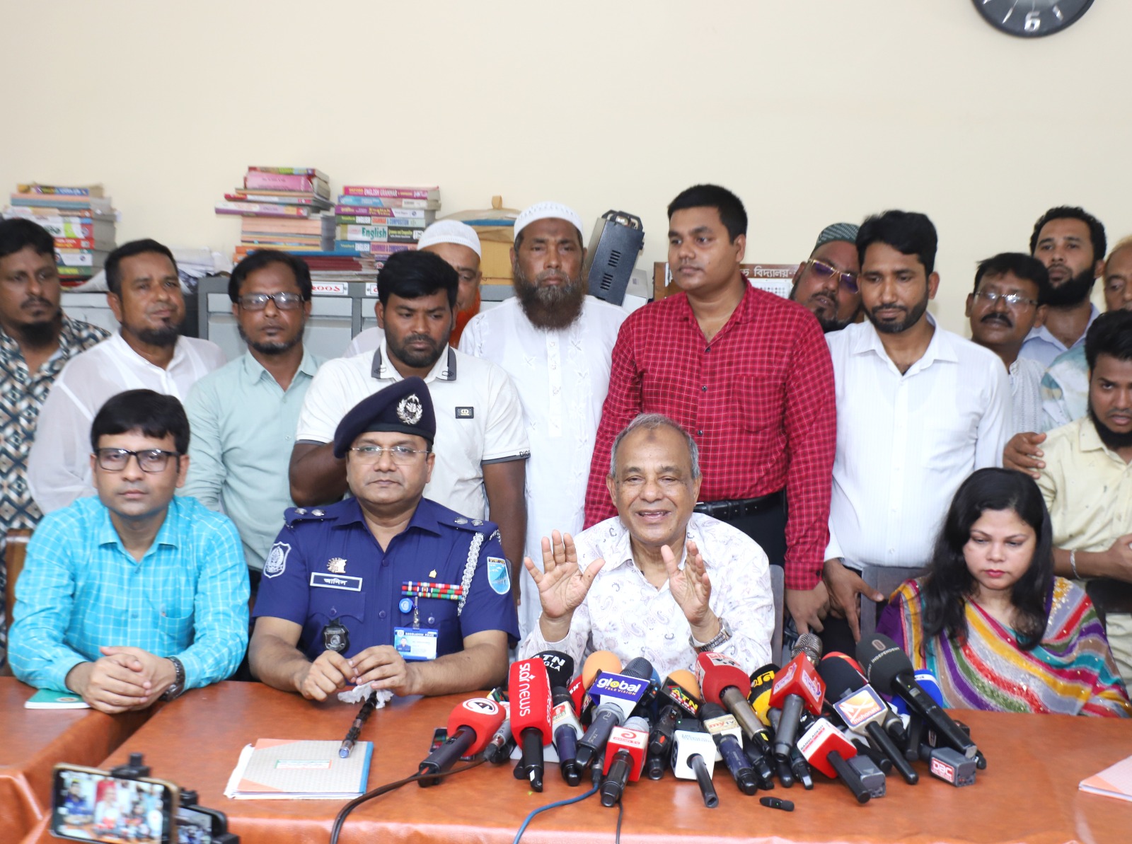 আগামী জাতীয় নির্বাচনে তরুণ ভোটারদের জন্য আলাদা বুথ থাকবে-  ভোটকেন্দ্র পরিদর্শন শেষে স্বরাষ্ট্র উপদেষ্টা